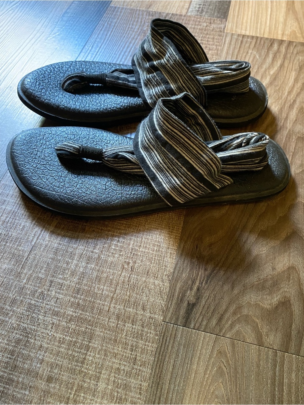 Sanuk Black and Striped Gray Elastic Strap Sandals - Picture 2 of 6